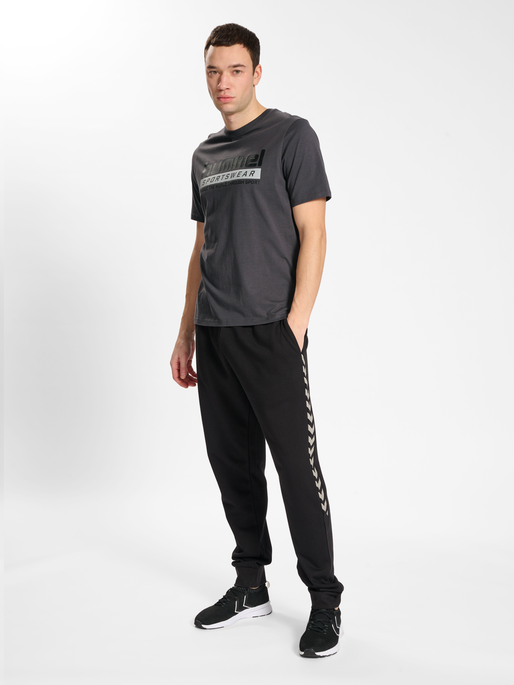 hmlLGC CARSON T-SHIRT, BLACKENED PEARL, model