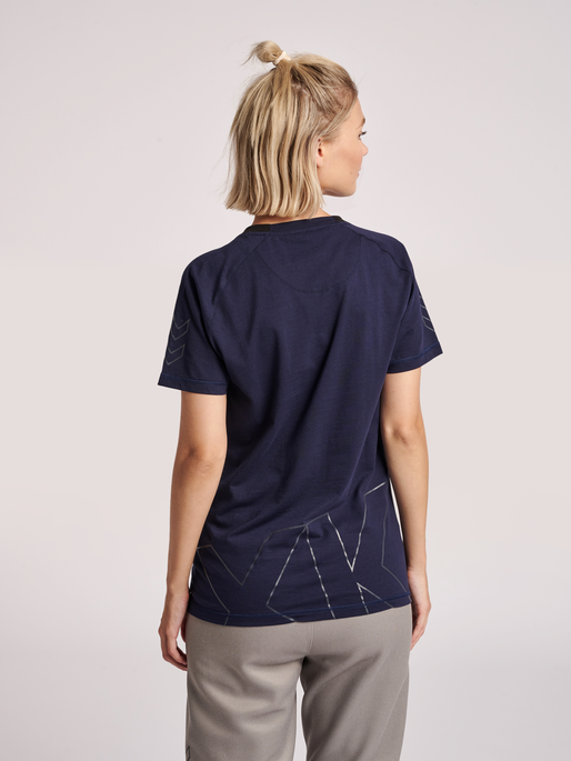 hmlCIMA XK T-SHIRT S/S WOMAN, MARINE, model