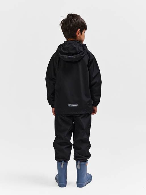 hmlNESSIE RAINSUIT, BLACK, model