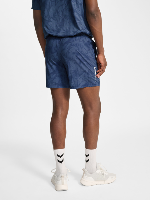 hmlPULSE AOP WORKOUT SHORTS, BLUE MIRAGE/DRESS BLUE, model