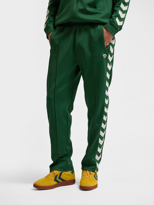 hmlARCHIVE REGULAR POLY PANTS, EDEN, model