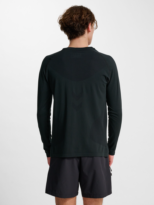 hmlHIIT SEAMLESS T-SHIRT L/S, BLACK, model