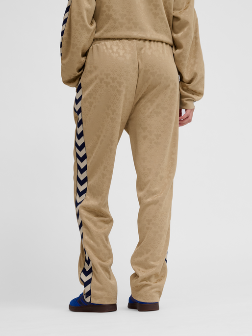 hmlARCHIVE REGULAR POLY PANTS AOP, CORNSTALK, model