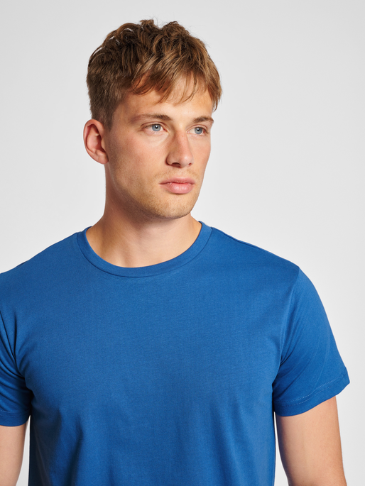 hmlRED BASIC T-SHIRT S/S, TRUE BLUE, model