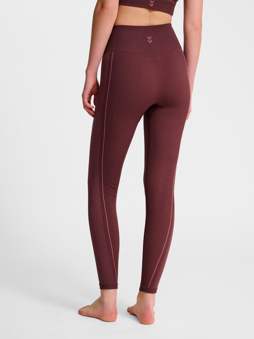 hmlYOGA SEAMLESS HW TIGHTS, FUDGE, model