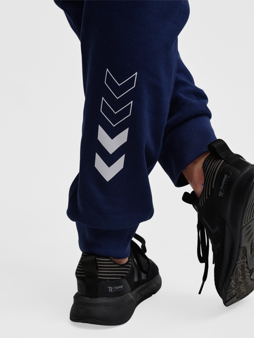 hmlELEMENTAL REGULAR PANTS WOMAN, DRESS BLUES, model