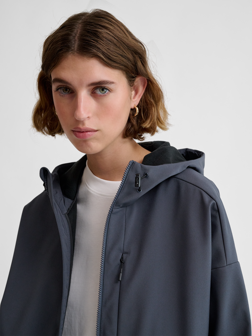 hmlLOOSE SOFTSHELL JACKET, EBONY, model