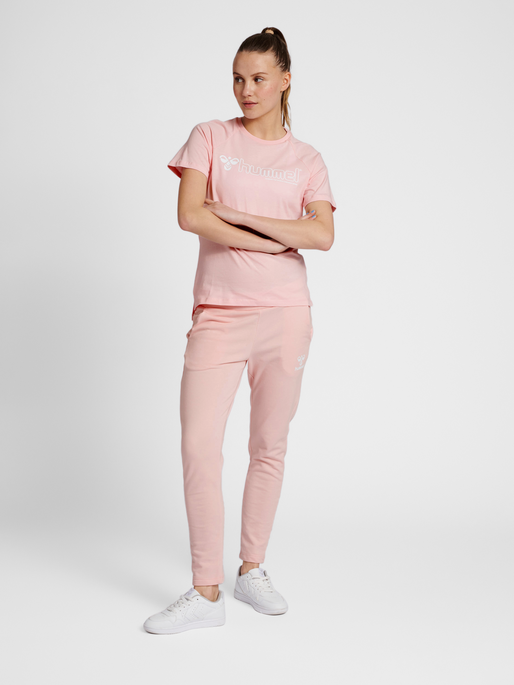 hmlNONI 2.0 TAPERED PANTS, CHALK PINK, model