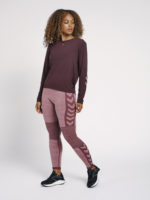 hmlCLEA SEAMLESS MID WAIST TIGHTS, FUDGE/WOODROSE MELANGE, model