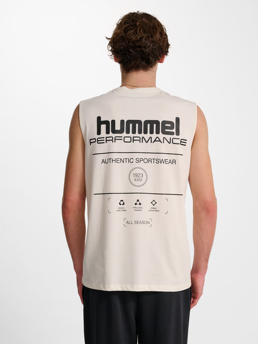 hmlHIIT MUSCLE TANK TOP, TOFU, model