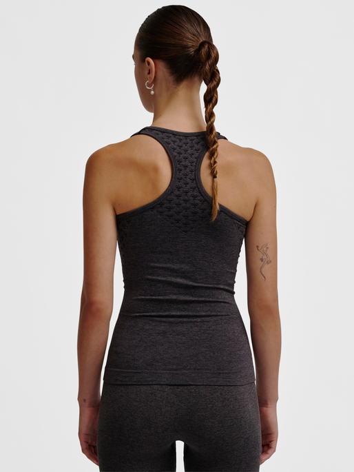 hmlCI SEAMLESS TOP, BLACK MELANGE, model