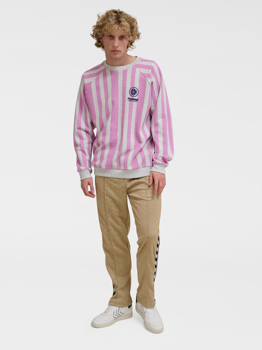 hmlLOOSE CREWNECK SOCCER LOVE, TOFU MELANGE/VIOLET, model