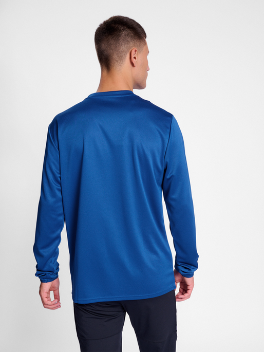 hmlESSENTIAL SWEATSHIRT, TRUE BLUE, model