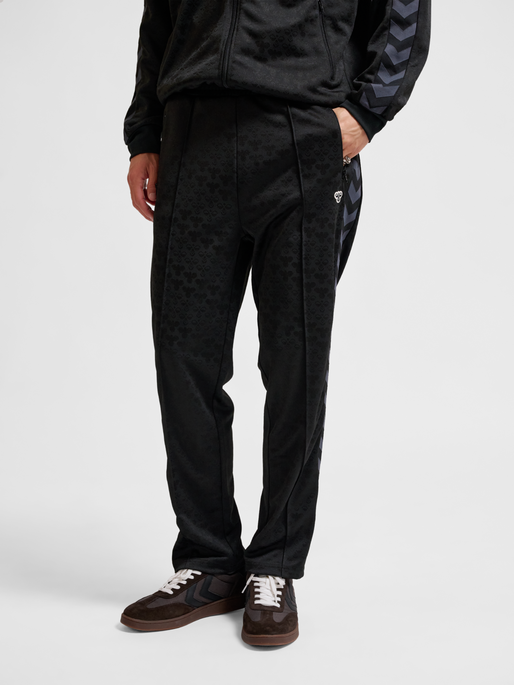 hmlARCHIVE REGULAR POLY PANTS AOP, BLACK/EBONY, model