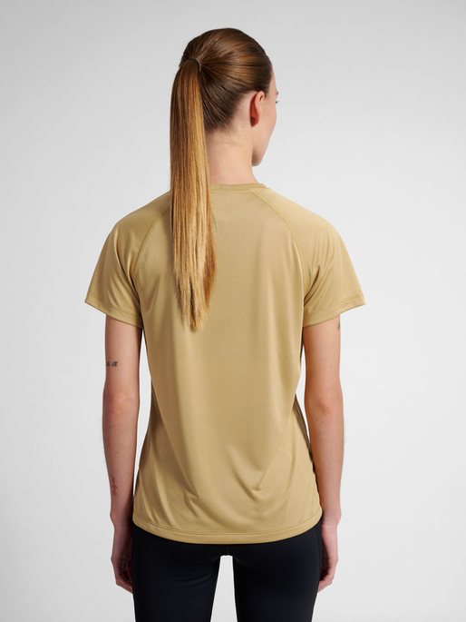 nwlBEAT W T-SHIRT, ANTELOPE, model